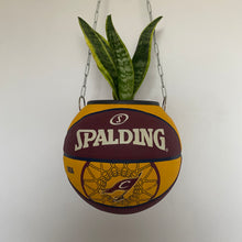 Charger l'image dans la galerie, ballon-de-basket-cavaliers-spalding-nba-deco-basketball-decoration-pot-de-fleurs
