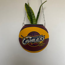 Charger l'image dans la galerie, ballon-de-basket-cavaliers-spalding-nba-deco-basketball-decoration-pot-de-fleurs