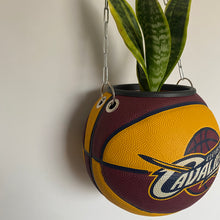 Charger l'image dans la galerie, ballon-de-basket-cavaliers-spalding-nba-deco-basketball-decoration-pot-de-fleurs