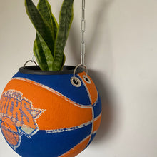 Charger l'image dans la galerie, ballon-de-basket-new-york-knicks-spalding-nba-deco-basketball-decoration-pot-de-fleurs