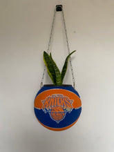 Charger l'image dans la galerie, ballon-de-basket-new-york-knicks-spalding-nba-deco-basketball-decoration-pot-de-fleurs