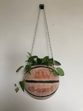 Charger l'image dans la galerie, ballon-de-basket-recycle-en-pot-de-fleurs-deco-basketball-adidas-vintage