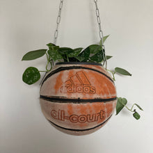 Charger l'image dans la galerie, ballon-de-basket-recycle-en-pot-de-fleurs-deco-basketball-adidas-vintage