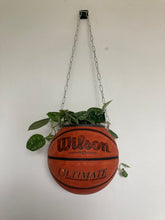 Charger l'image dans la galerie, ballon-de-basket-recycle-en-pot-de-fleurs-deco-basketball-wilson-vintage