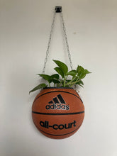 Charger l'image dans la galerie, ballon-de-basket-recycle-en-pot-de-fleurs-decoration-basketball-adidas