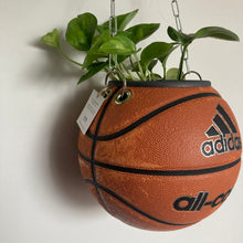 Charger l'image dans la galerie, ballon-de-basket-recycle-en-pot-de-fleurs-decoration-basketball-adidas