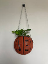 Charger l'image dans la galerie, ballon-de-basket-recycle-en-pot-de-fleurs-decoration-basketball-nike