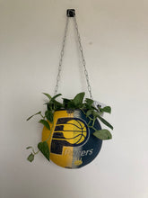 Charger l'image dans la galerie, ballon-de-basket-recycle-en-pot-de-fleurs-decoration-basketball-pacers