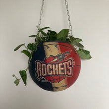 Charger l'image dans la galerie, ballon-de-basket-recycle-en-pot-de-fleurs-decoration-basketball-rockets