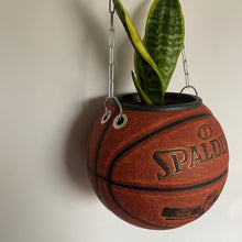 Charger l'image dans la galerie, ballon-de-basket-spalding-nba-deco-basketball-decoration-pot-de-fleurs-1