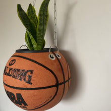 Charger l'image dans la galerie, ballon-de-basket-spalding-vintage-nba-deco-basketball-decoration-pot-de-fleurs