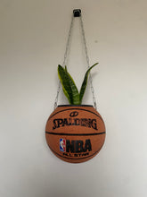 Charger l'image dans la galerie, ballon-de-basket-spalding-vintage-nba-deco-basketball-decoration-pot-de-fleurs