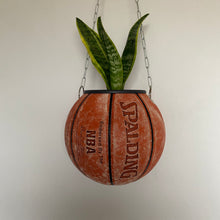 Charger l'image dans la galerie, ballon-de-basket-spalding-vintage-nba-deco-basketball-decoration-pot-de-fleurs-1