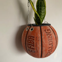 Charger l'image dans la galerie, ballon-de-basket-spalding-vintage-nba-deco-basketball-decoration-pot-de-fleurs-1