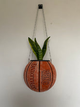 Charger l'image dans la galerie, ballon-de-basket-spalding-vintage-nba-deco-basketball-decoration-pot-de-fleurs-1