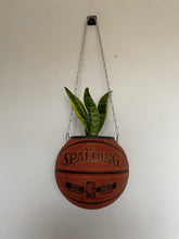 Charger l'image dans la galerie, ballon-de-basket-spalding-nba-deco-basketball-decoration-pot-de-fleurs-1