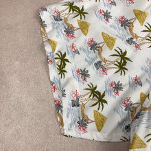 Charger l'image dans la galerie, chemise-a-fleurs-homme-blanche-unisexe