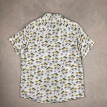 Charger l'image dans la galerie, chemise-a-fleurs-homme-blanche-unisexe