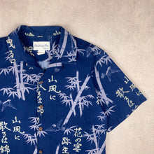 Charger l'image dans la galerie, chemise-aloha-a-fleurs-bleue-marine-en-coton-made-in-hawaii-homme