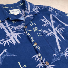 Charger l'image dans la galerie, chemise-aloha-a-fleurs-bleue-marine-en-coton-made-in-hawaii-homme