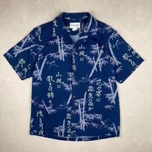 Charger l'image dans la galerie, chemise-aloha-a-fleurs-bleue-marine-en-coton-made-in-hawaii-homme