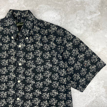 Charger l'image dans la galerie, chemise-hawaienne-a-fleur-homme-noire-et-blanche