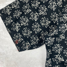 Charger l'image dans la galerie, chemise-hawaienne-a-fleur-homme-noire-et-blanche