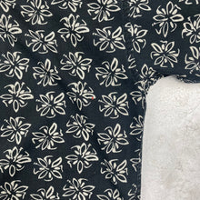 Charger l'image dans la galerie, chemise-hawaienne-a-fleur-homme-noire-et-blanche