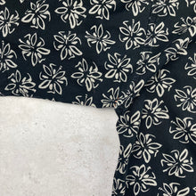 Charger l'image dans la galerie, chemise-hawaienne-a-fleur-homme-noire-et-blanche