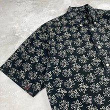 Charger l'image dans la galerie, chemise-hawaienne-a-fleur-homme-noire-et-blanche
