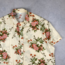 Charger l'image dans la galerie, chemise-hawaienne-a-fleurs-homme-beige