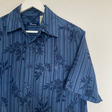 Charger l'image dans la galerie, chemise-hawaienne-a-fleurs-homme-bleue