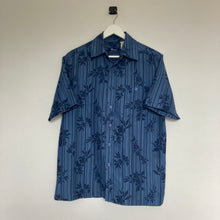 Charger l'image dans la galerie, chemise-hawaienne-a-fleurs-homme-bleue