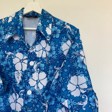 Charger l'image dans la galerie, chemise-hawaienne-a-fleurs-homme-bleue-et-blanche