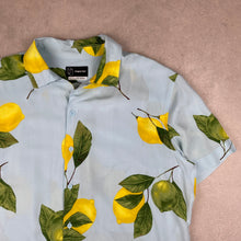 Charger l'image dans la galerie, chemise-hawaienne-a-fleurs-homme-motifs-citron