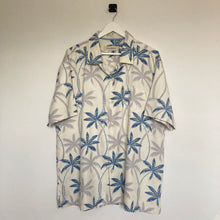 Charger l'image dans la galerie, chemise-hawaienne-a-fleurs-homme-tommy-bahama-soie-blanche
