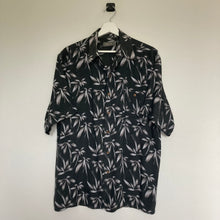 Charger l'image dans la galerie, chemise-hawaienne-a-fleurs-homme-vintage-noire