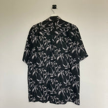Charger l'image dans la galerie, chemise-hawaienne-a-fleurs-homme-vintage-noire
