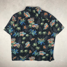 Charger l'image dans la galerie, chemise-hawaienne-a-fleurs-motifs-voitures-homme-noire
