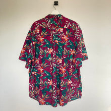 Charger l'image dans la galerie, chemise-hawaienne-homme-a-fleurs-bordeaux