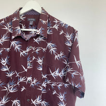 Charger l'image dans la galerie, chemise-hawaienne-homme-a-fleurs-et-a-motifs-bordeaux