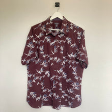Charger l'image dans la galerie, chemise-hawaienne-homme-a-fleurs-et-a-motifs-bordeaux