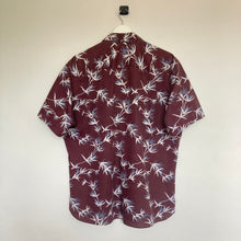 Charger l'image dans la galerie, chemise-hawaienne-homme-a-fleurs-et-a-motifs-bordeaux