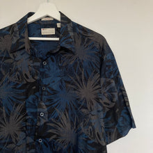 Charger l'image dans la galerie, chemise-hawaienne-homme-a-fleurs-et-a-motifs-vintage
