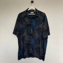 Charger l'image dans la galerie, chemise-hawaienne-homme-a-fleurs-et-a-motifs-vintage
