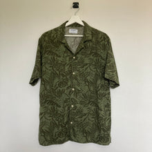 Charger l'image dans la galerie, chemise-hawaienne-homme-a-fleurs-kaki