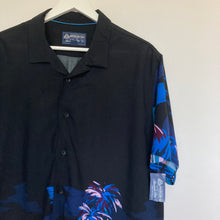Charger l'image dans la galerie, chemise-hawaienne-homme-noire-vintage