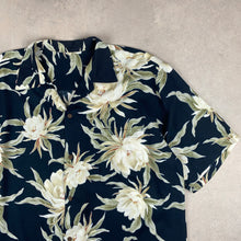 Charger l'image dans la galerie, chemise-hawaienne-noire-et-blanche-a-fleurs-grande-taille-homme