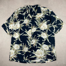 Charger l'image dans la galerie, chemise-hawaienne-noire-et-blanche-a-fleurs-grande-taille-homme