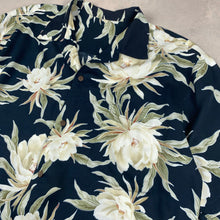 Charger l'image dans la galerie, chemise-hawaienne-noire-et-blanche-a-fleurs-grande-taille-homme
